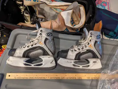 Hockey skate - youth - silver lace up - Easton Size Youth 2, View more