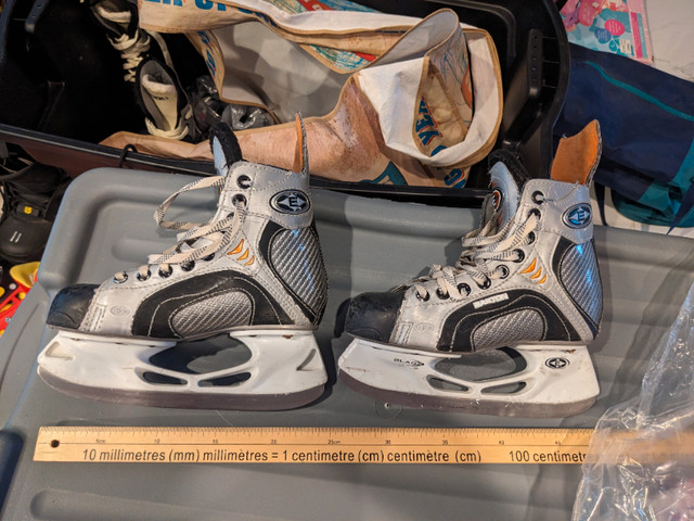 Hockey skate - youth - silver lace up - Easton Size Youth 2 in Hockey in Calgary