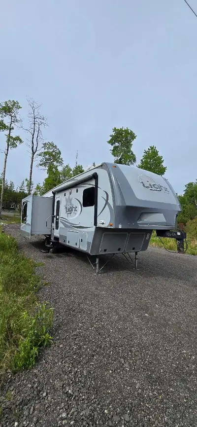 2015 fifthwheel travel trailer 33ft 3 slides Power jacks New full queen pullout couch Can be pulled...