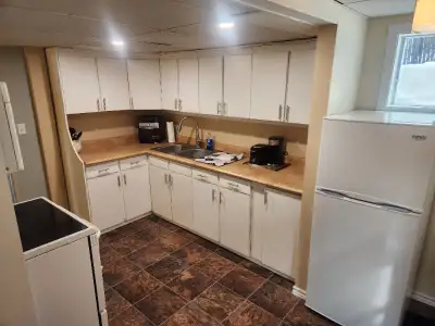 Available NOW! Newly updated room rentals available. 2 Rooms Available in East Bathurst. Details: ✔...