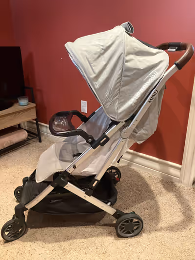 Lightly used uppababy lightweight stroller. Like new condition, very easy to use. It is a 2021 model...