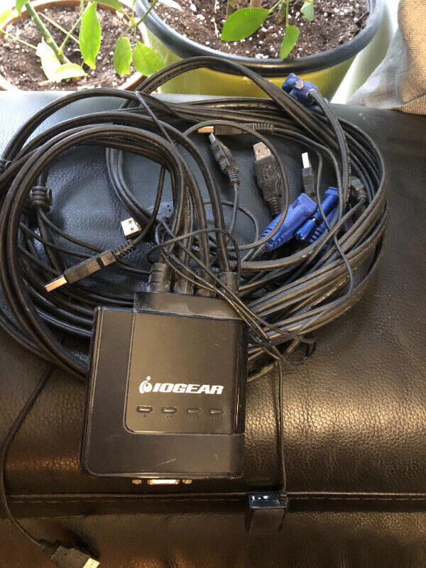 IOGEAR 4-Port USB Cable KVM Switch (GCS24U) excellent condition in Cables & Connectors in Kingston