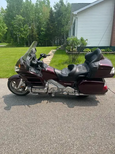 2006 Honda Goldwing 41,000 km, 2 new tires, new battery and cover