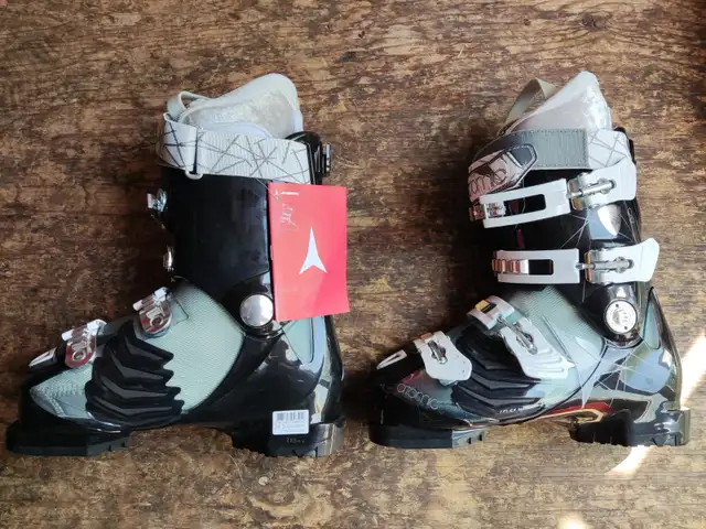 Bottes de ski neuves Atomic Hawx pour femme in Ski in Laval / North Shore - Image 3
