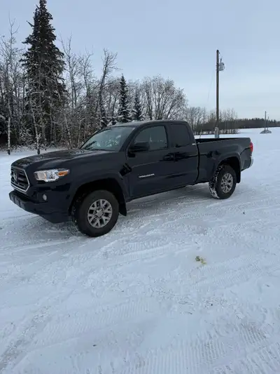 2018 Toyota Tacoma SR5, black, 4x4, in mint condition, never smoked in, no accidents, v6 gas engine...