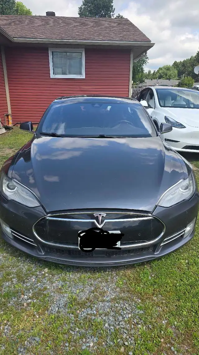 2015 Tesla Model S- RARE EXECUTIVE PACKAGE + FREE SUPERCHARGING