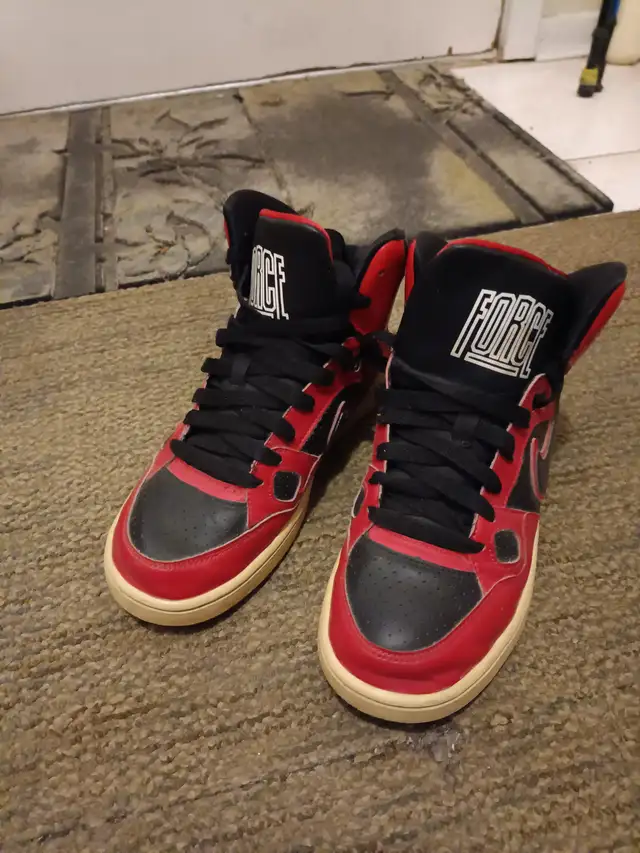 Nike Air Force Bred - Size 6 in Kids & Youth in City of Toronto - Image 2