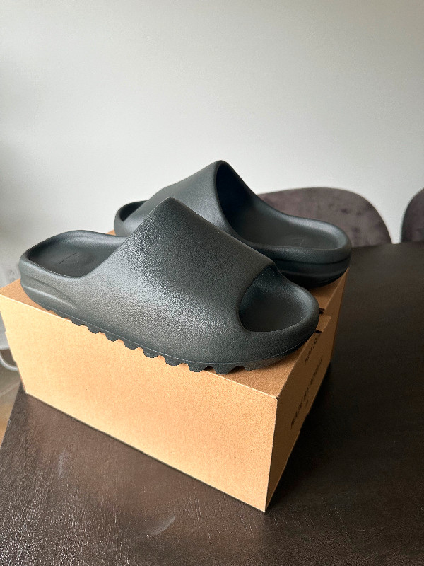 Yeezy Slides size 12 dans Chaussures pour hommes  à Laval/Rive Nord - Image 3