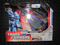 Darkwing Transformers Universe Ultra Class