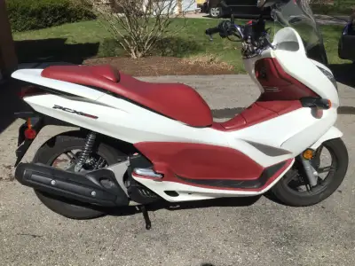 Welcome spring with this great fuel-injected urban mover! This 2013 PCX rides like its first day, sm...