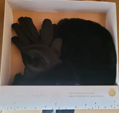 I am offering for sale a brand new House of Harlow 1000 Ladies Faux Fur Gloves & Wristlet Set, it's...