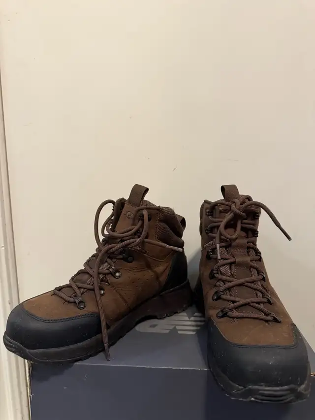 UGG Men’s Emmett Boot Mid in Men's Shoes in City of Toronto - Image 2