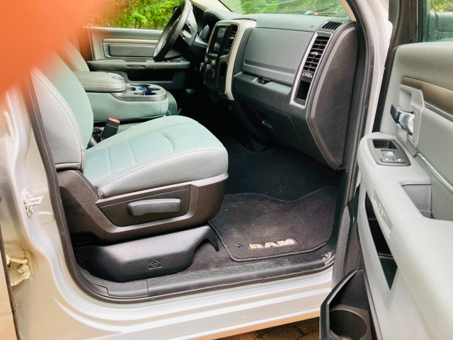 2016 Grey Dodge RAM 1500 SLT 3.6L V6 Quad Cab Truck in Cars & Trucks in Ottawa - Image 3