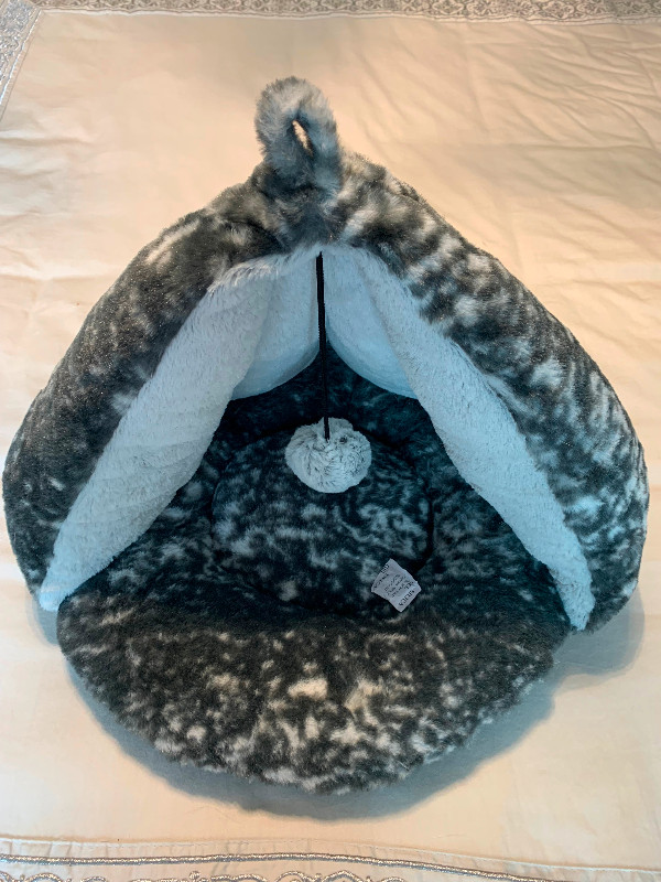 BEAUTIFUL CAT BED in Accessories in Oakville / Halton Region