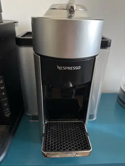 Nespresso VertuoLine coffee machine in good condition just some minor cosmetic wear on the exterior...