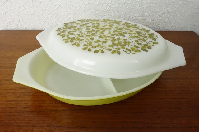 Vintage PYREX Verde Divided Casserole Dish in Kitchen & Dining Wares in City of Toronto