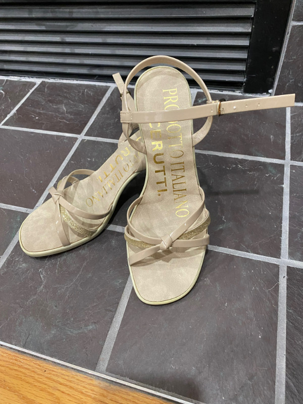 Sandales estivales élégantes FAITES EN ITALIE - Femmes taille 8 dans Femmes - Chaussures  à Longueuil/Rive Sud