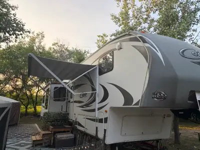 REDUCED FOR QUICK SALE - 2012 Cougar by Keystone 326MKS in immaculate condition - 4 slides - plenty...