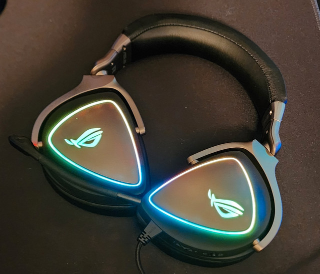 Rog Delta RGB usb c gaming headset with mic in Speakers, Headsets & Mics in Winnipeg