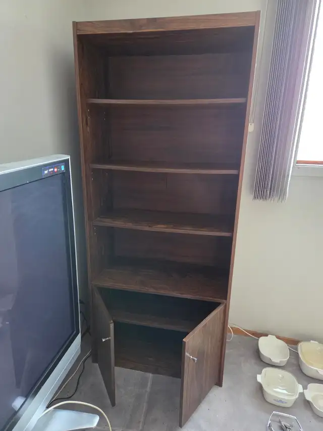 Vintage 70s Walnut Stereo Cabinet/Media Console, 70.5x15.5x30.5" in Bookcases & Shelving Units in City of Toronto - Image 3