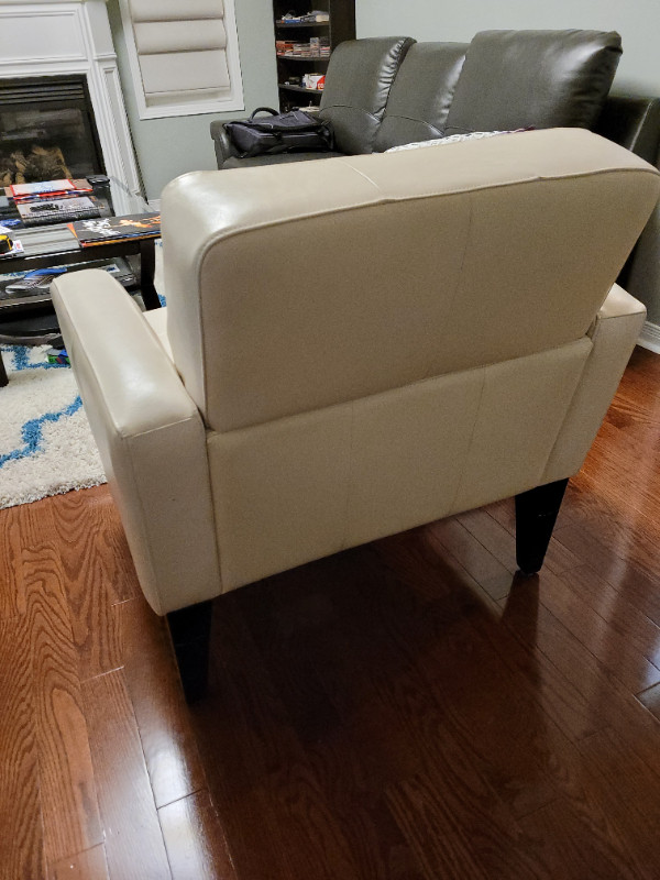 Living room side chair 1 Leather in Chairs & Recliners in Markham / York Region - Image 3