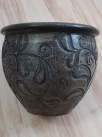 Un pot à plantes antique en céramique. Couleur gris cendré. Neuf