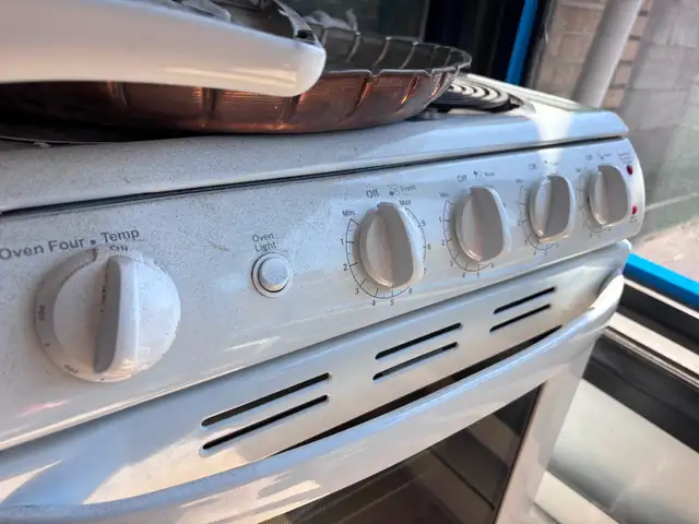 WORKING ELECTRICAL ELEMENT STOVE: PICK UP AVENUE AND DAVENPORT in Stoves, Ovens & Ranges in City of Toronto - Image 6