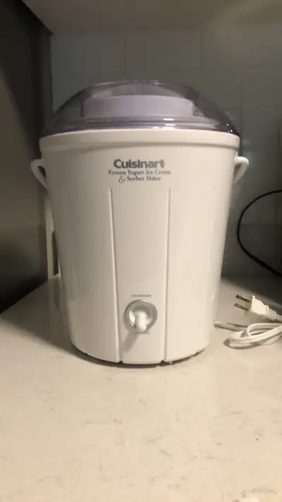 Get ready to whip up some delicious frozen treats with this Cuisinart frozen yogurt, ice cream, and...