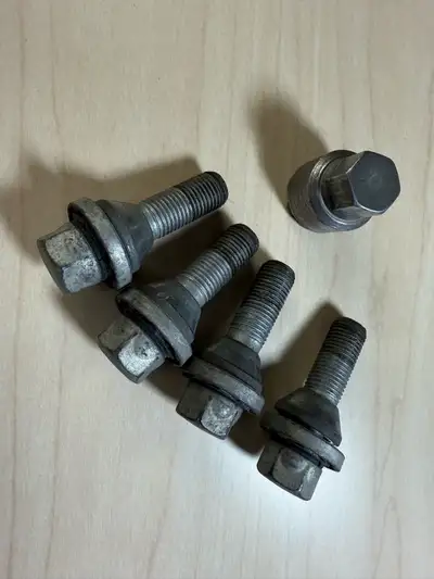 Four anti-theft wheel locking bolts & key for 2015-2025 Volvo S, V, XC, C, EC models. Volvo part num...