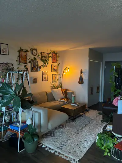 PRICE NEGOTIABLE (read full description) Beautiful 21st floor east facing 1 bed 1 bath apartment nea...