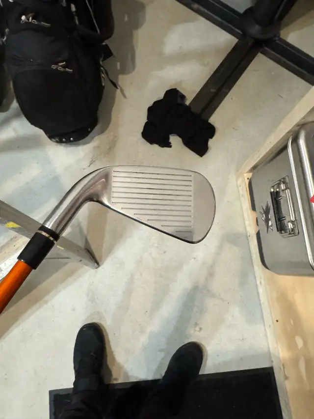 Titleist T-MB  718 2 Iron with TOUR AD 95 shaft in Golf in London - Image 4