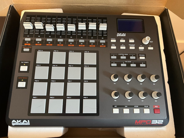 Controlleur AKAI MPD 32 dans Matériel audio professionnel  à Laval/Rive Nord