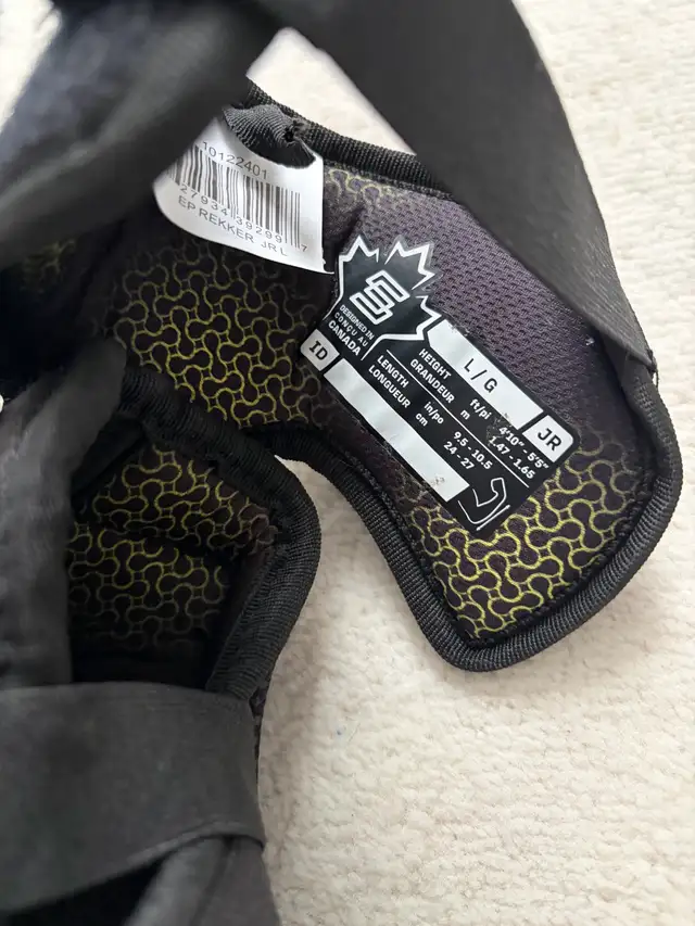 Like NEW***Sherwood Rekker junior hockey elbow pads size large in Hockey in Oakville / Halton Region - Image 4