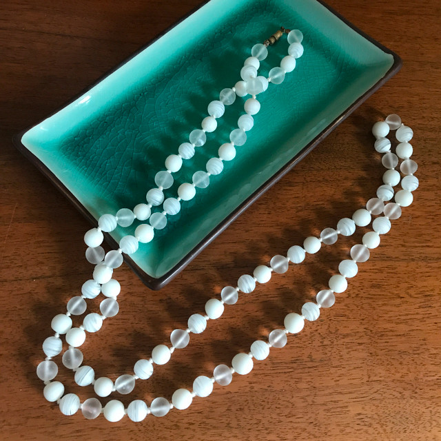 Vintage White Glass Bead Necklace Hand Knotted Barrel Clasp in Jewellery & Watches in Ottawa - Image 2