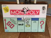 MONOPOLY an 1999 anglais Property Trading Game Parker comme neuf