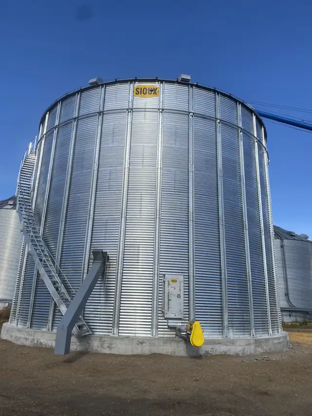 Flat Bottom Bins in Other in Portage la Prairie - Image 2