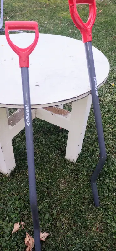 Brand New Snow shovel handles for sale in Outdoor Tools & Storage in St. Catharines - Image 2