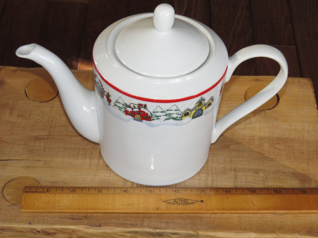 Christmas Teapot Royal Heritage Holiday Joy in Kitchen & Dining Wares in Trenton - Image 3