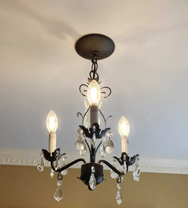 Small 3 Light Chandelier Light Fixture in Indoor Lighting & Fans in Markham / York Region - Image 2
