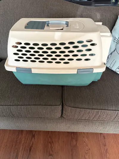 Medium pet crate Approx 22” long 14” high 14” wide Clips work Comes apart to clean Excellent conditi...