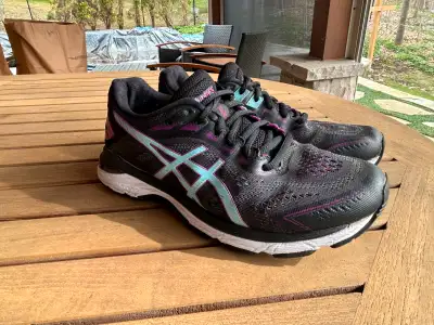 A used pair of Women’s size 6.5 Wide Asics GT-2000 7 Running Shoes without the box. The color patter...