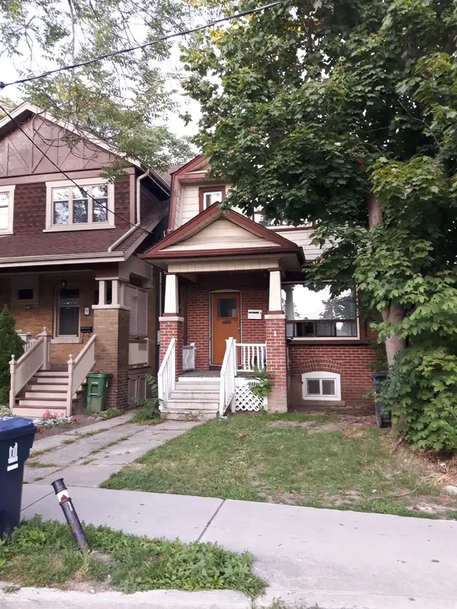 6 bdrm house, $4500, Christie & St. Clair, Call 416 897-4445