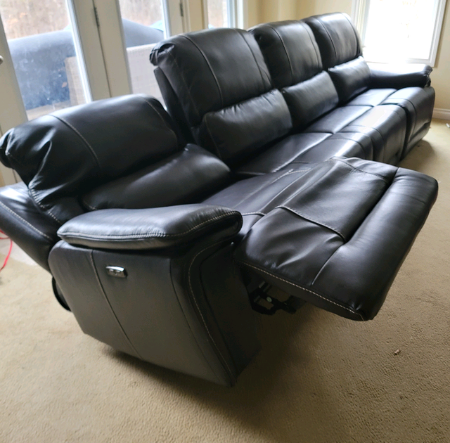 BRAND NEW LEATHER   SOFA SET WITH POWER  RECLINERS/HEADRESTS in Chairs & Recliners in Mississauga / Peel Region - Image 4