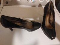 Size 8 like new black heels bandolino