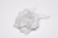 Fleur blanche avec dentelle 4’’ (neuve)