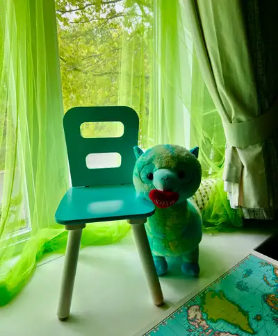 1.- Chaise Kidkraft - pour enfant + Gros toutou. 18 mois +/ 20$ le lot. Pattes protégées par feutrin...