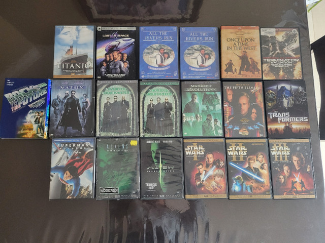 Lot de 16 films/coffrets DVD (25 DVDs) dont certains sont neufs dans CD, DVD et Blu-ray  à Ville de Montréal