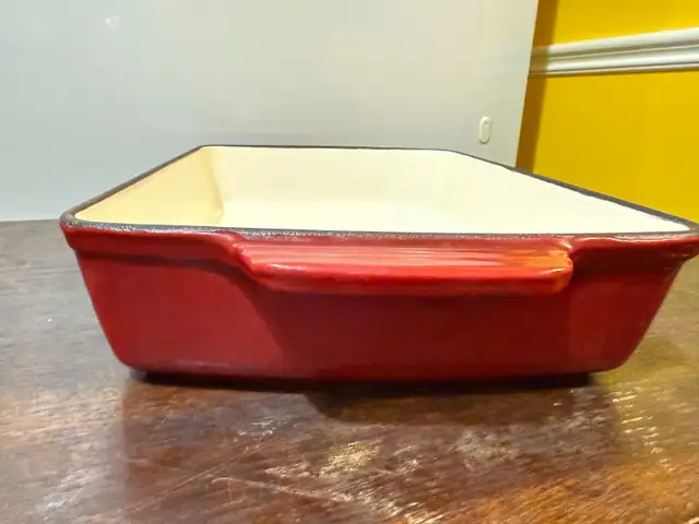 EUC Wolfgang Puck Red Enameled Cast Iron Lasagna Casserole Pan in Kitchen & Dining Wares in Oshawa / Durham Region - Image 5