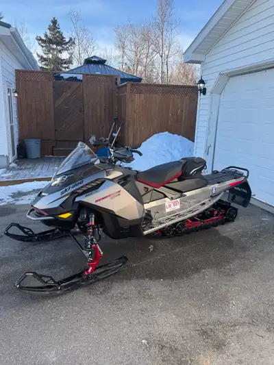 2023 renegade 850 xrs 137x1.25 track,,has 10.25 screen with embedded maps module,,ice scratchers,sea...