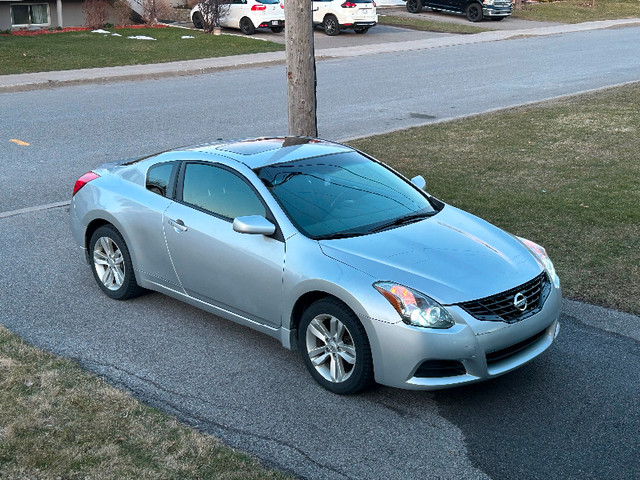 2011 Nissan Altima Coupe dans Autos et camions  à Ouest de l’Île